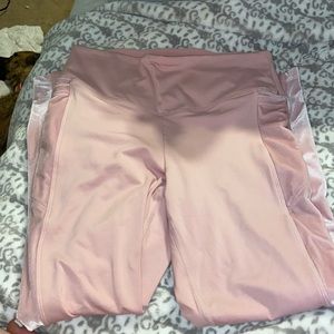 Pink leggings with velvet on the side and pockets